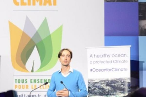 Pierre-Yves Cousteau parle aux jeunes pendant la COP21!